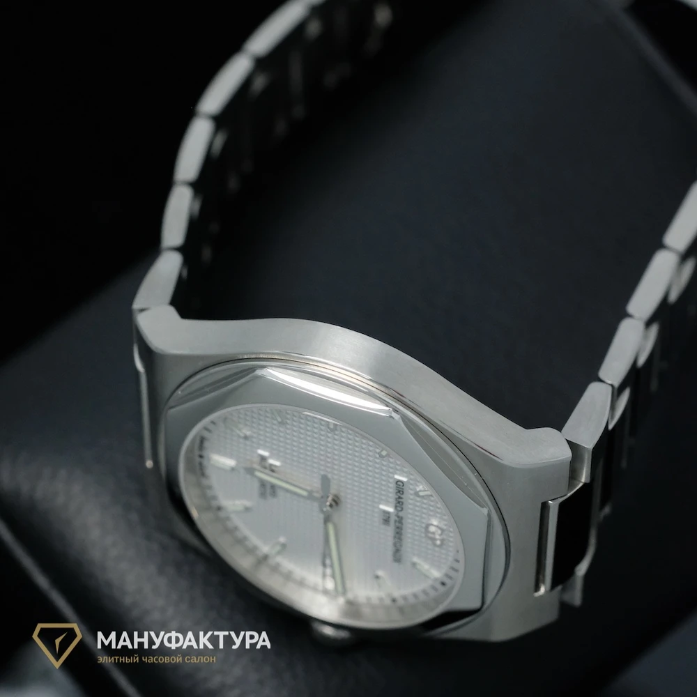 Часы Girard-Perregaux  Laureato Heritage 41 Mm Limited Edition 225  81000-11-131-11A