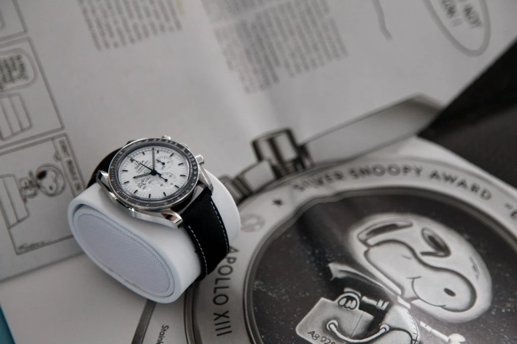 Часы Omega  Speedmaster Apollo 13 Silver Snoopy Award  311.32.42.30.04.003