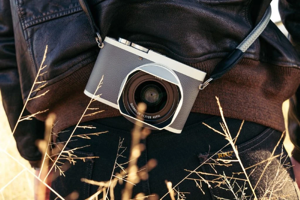 Часы Leica  Цифровой Фотоаппарат Leica Q2 Ghost Edition Hodinkee  