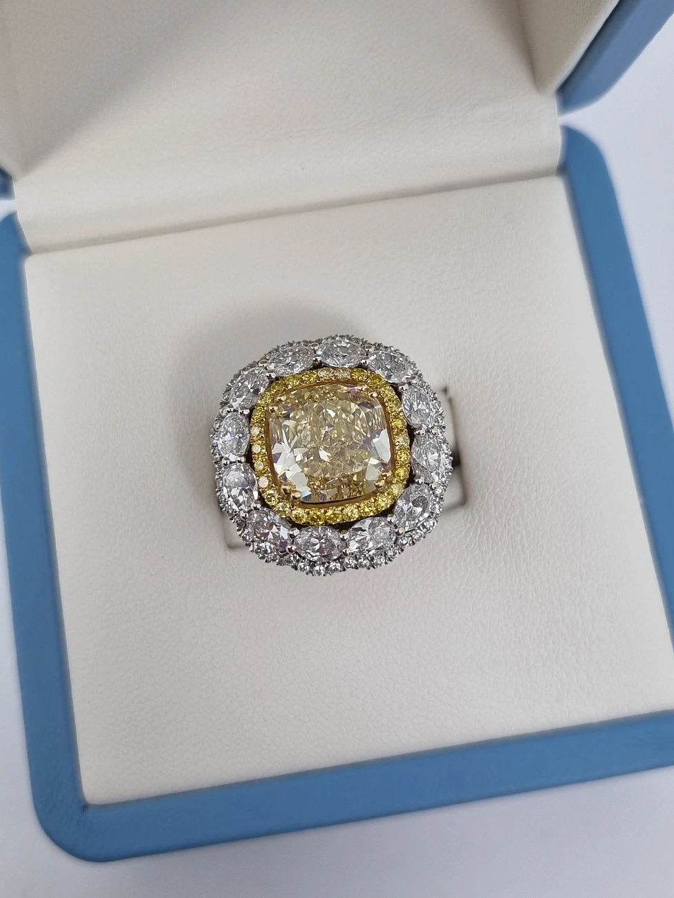 Украшение GIA  Кольцо С Бриллиантом 5,10 Ct. Fancy Yellow   