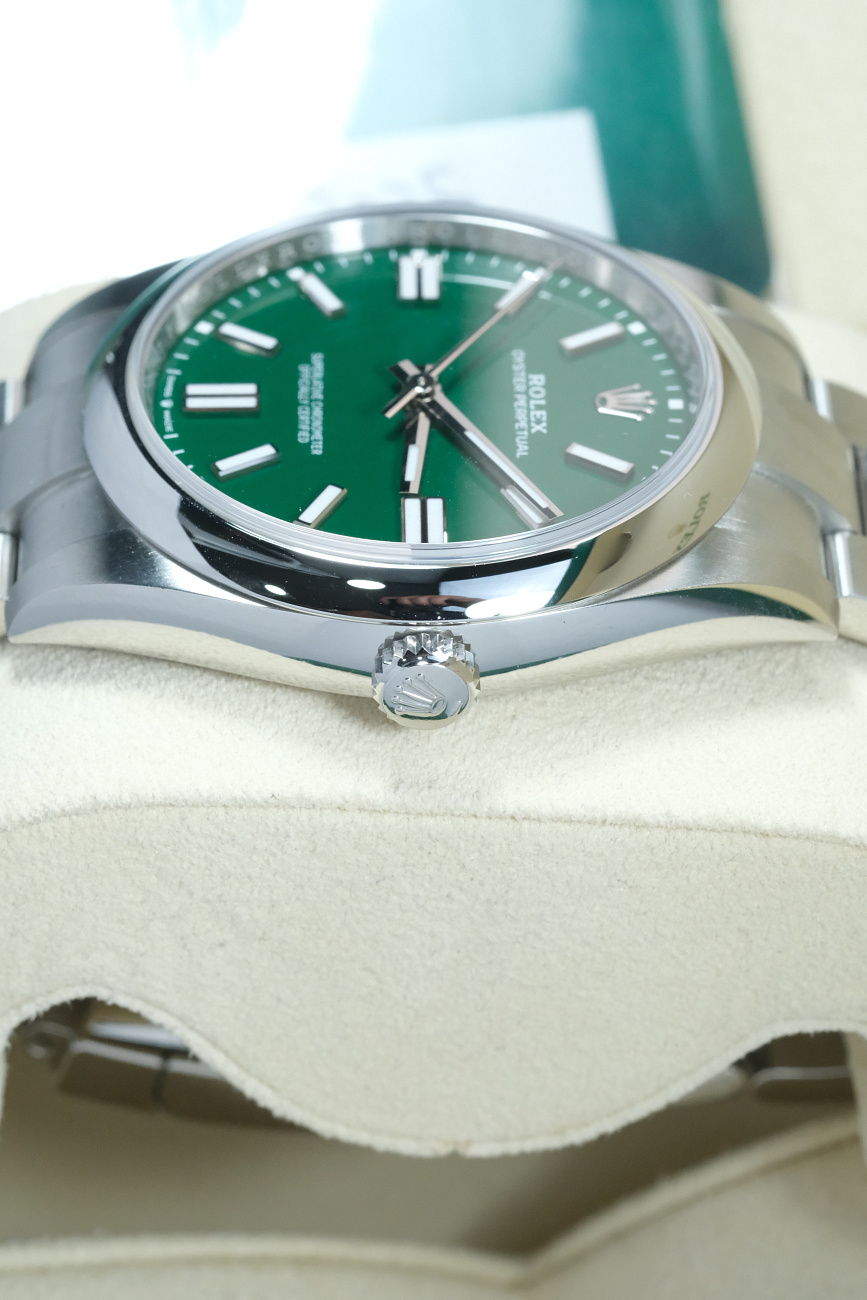 Часы Rolex  Oyster Perpetual 41 Mm Green Dial  124300