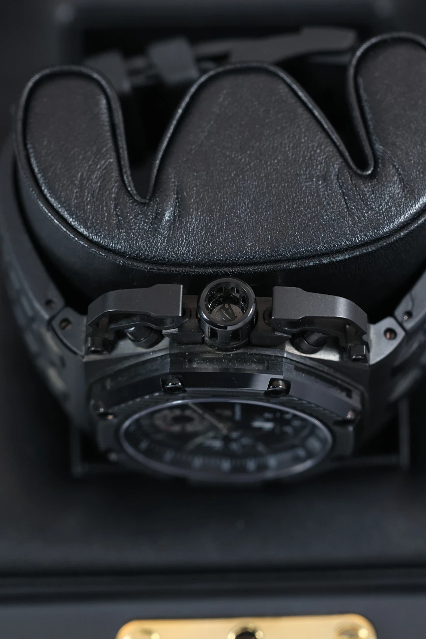 Часы Audemars Piguet  Royal Oak Offshore Survivor  26165IO.OO.A002CA.01
