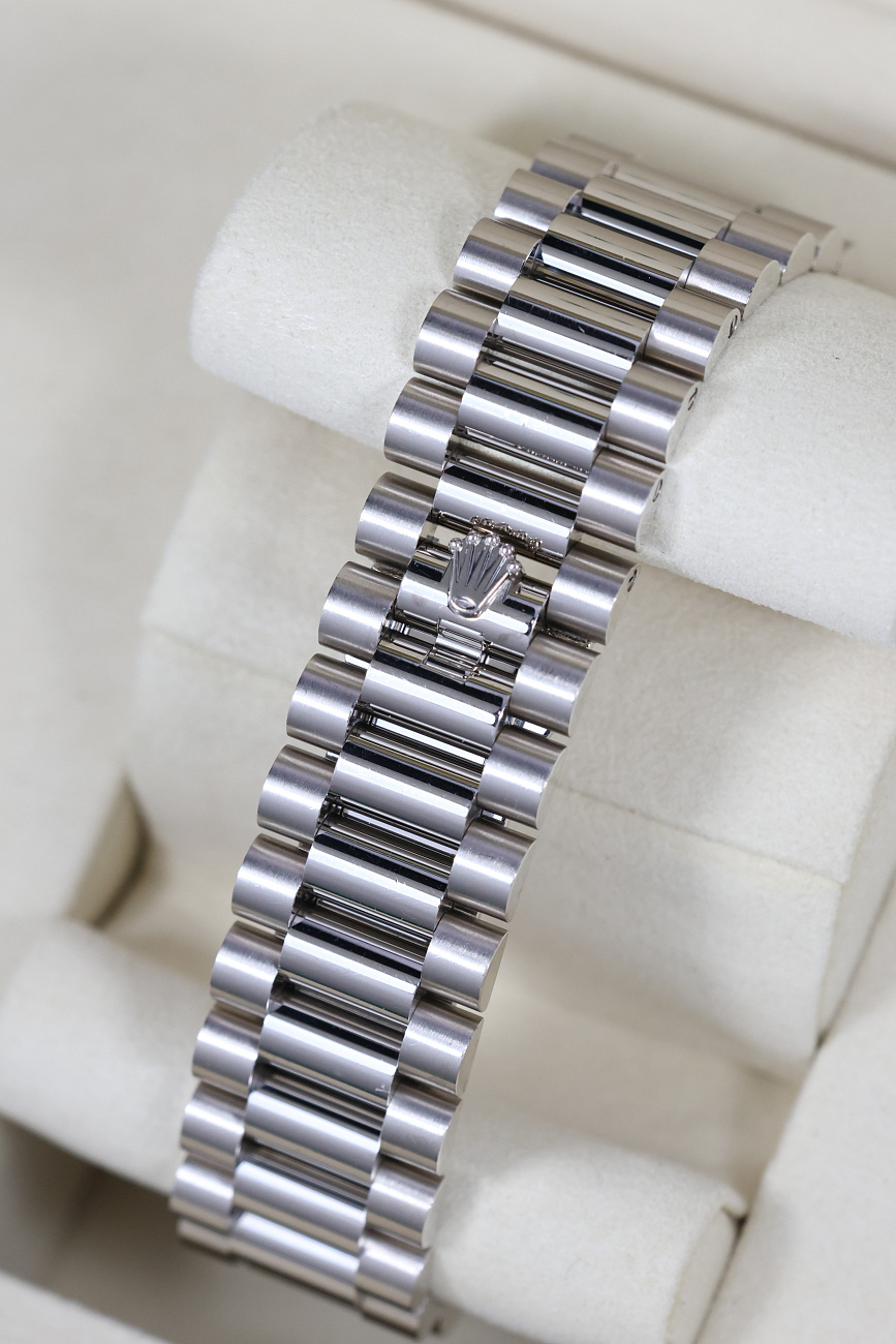 Часы Rolex  Oyster Perpetual Day-Date 40Mm White Gold Blue Dial  228239