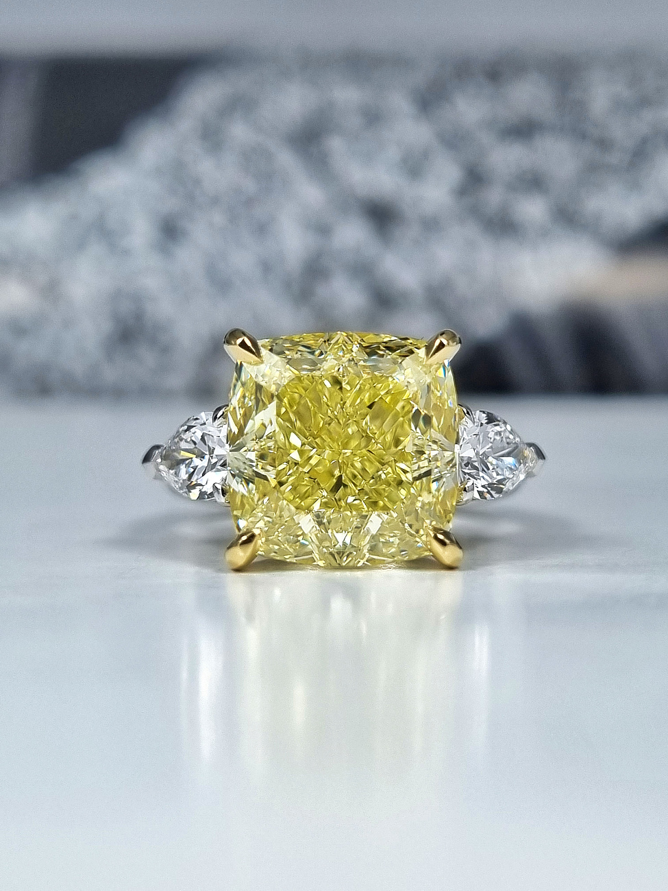 Украшение GIA  Кольцо с бриллиантом 8,88 ct. Fancy Yellow/VVS2 "Lucky Number"   