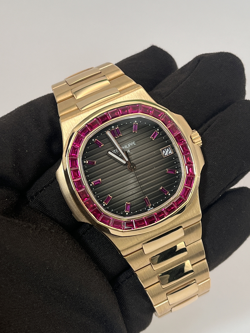 Часы Patek Philippe  Custom Nautilus Rose Gold And Ruby 40Mm  FIX 5723/1R 5711R