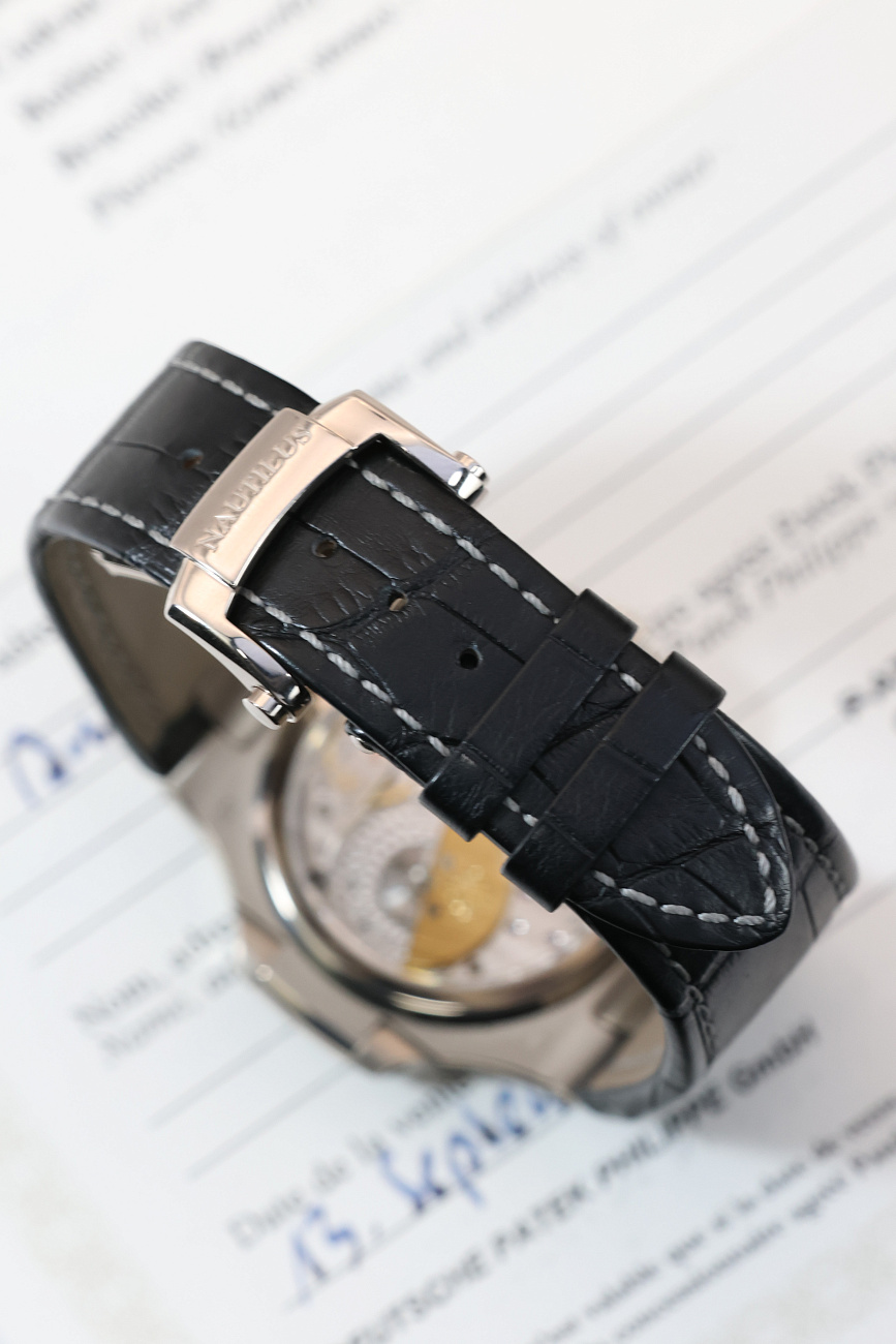 Часы Patek Philippe  Nautilus White Gold Moon Phases  5712G-001
