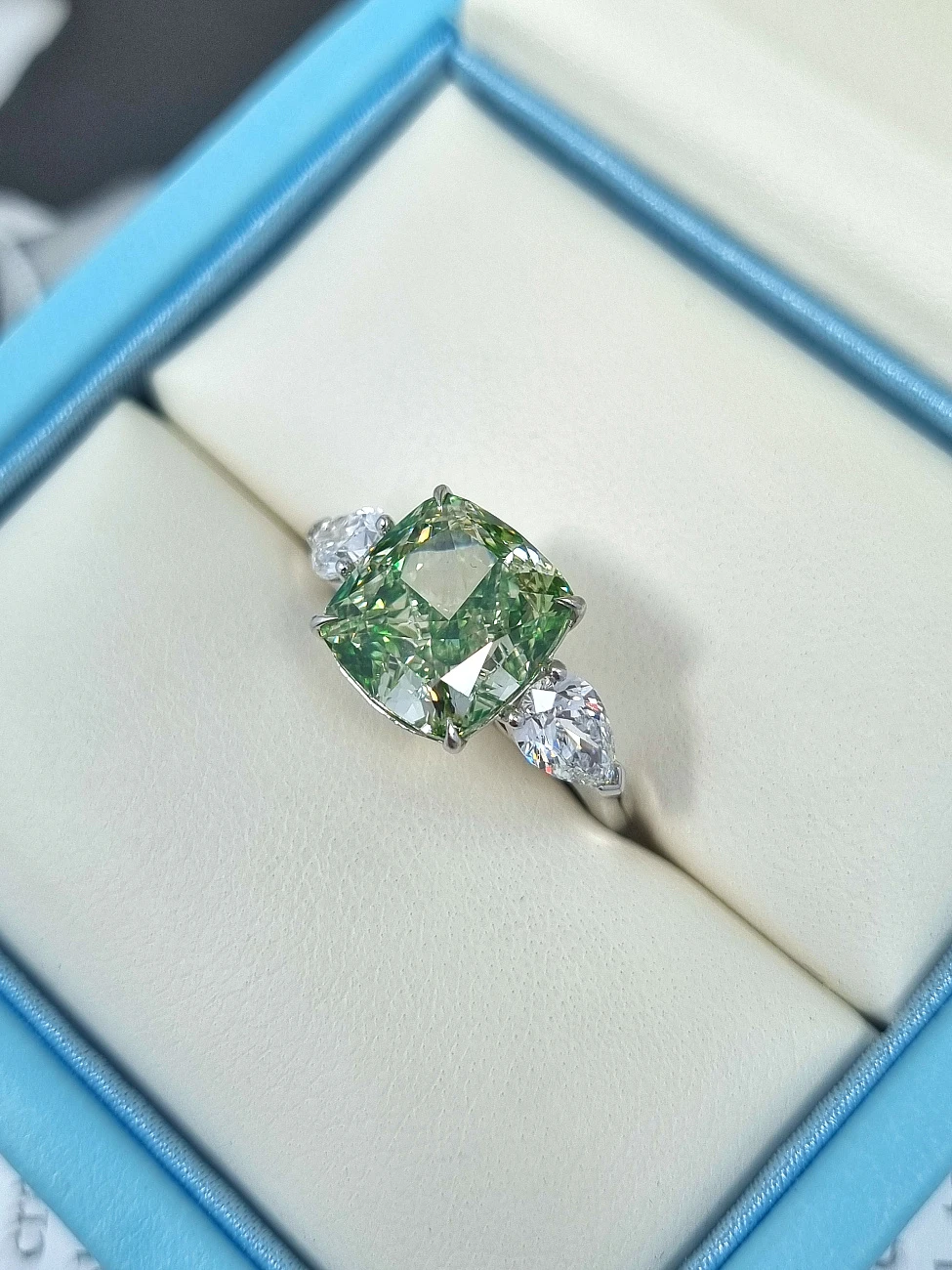 Украшение GIA  Кольцо с бриллиантом 6,01 ct. Fancy Brownish Greenish Yellow/VVS2   