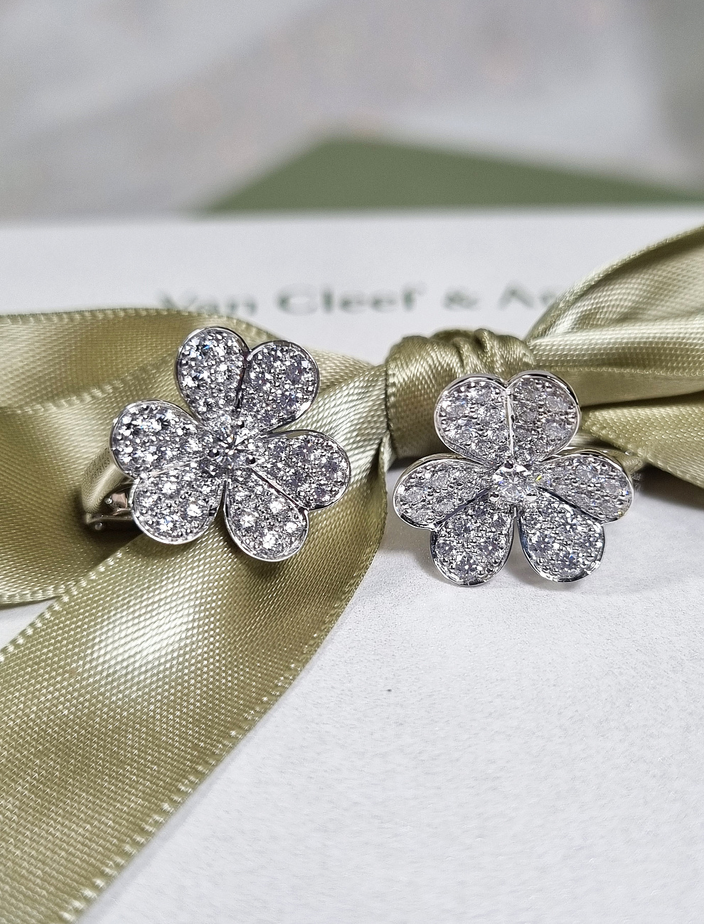 Украшение Van Cleef & Arpels  Frivole Earrings, Small Model  VCARB65800 