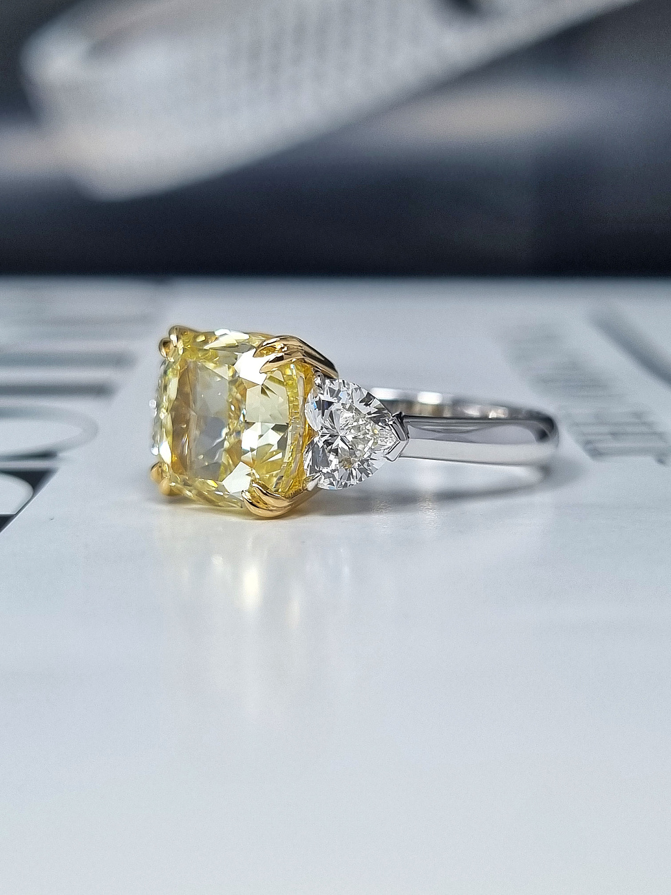Украшение GIA  Кольцо с бриллиантом 5,00 ct. Fancy Yellow/VS2   