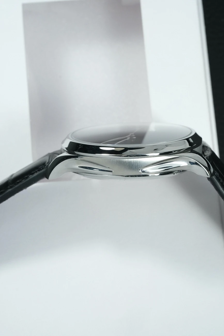 Часы H. Moser &amp; Cie  Endeavour Centre Seconds Vantablack®  1200-1239
