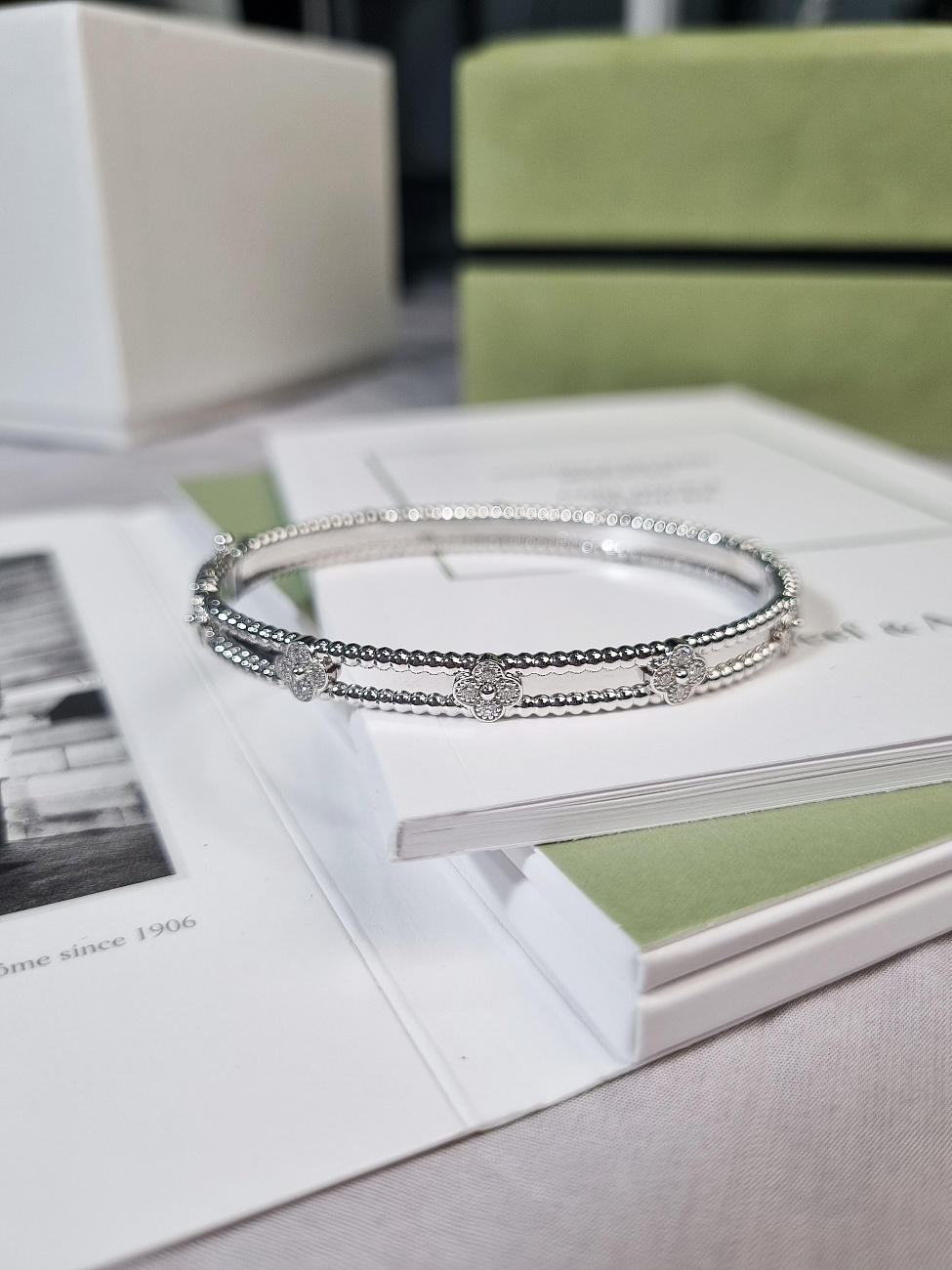 Украшение Van Cleef & Arpels  Браслет Perlée Sweet Clovers  VCARP6X800 