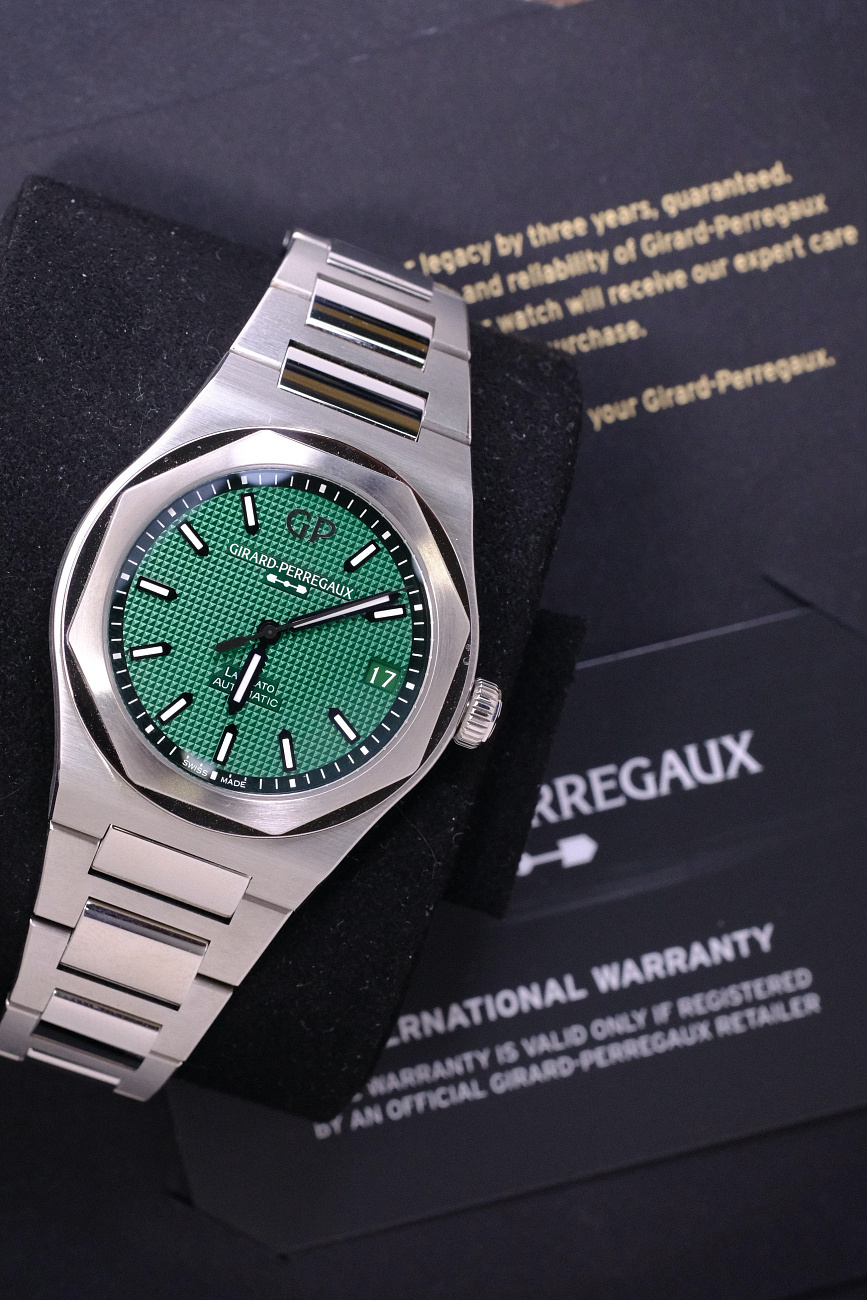 Часы Girard-Perregaux  Laureato Steel Green Dial  81010-11-3153-1CM