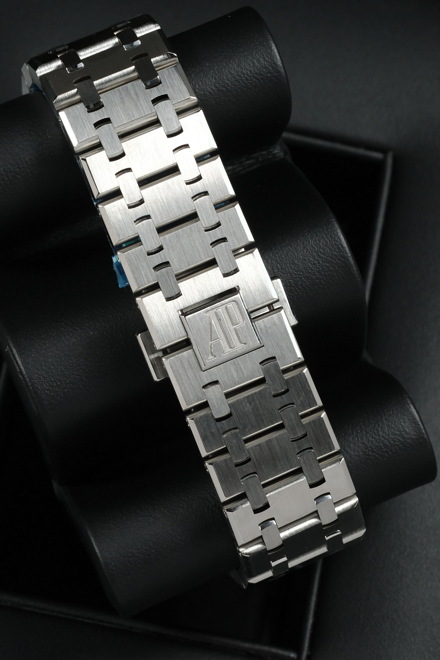 Часы Audemars Piguet  Royal Oak 41Mm White Dial  15500ST.OO.1220ST.04