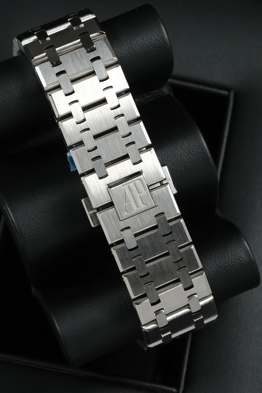 Часы Audemars Piguet  Royal Oak 41Mm White Dial  15500ST.OO.1220ST.04