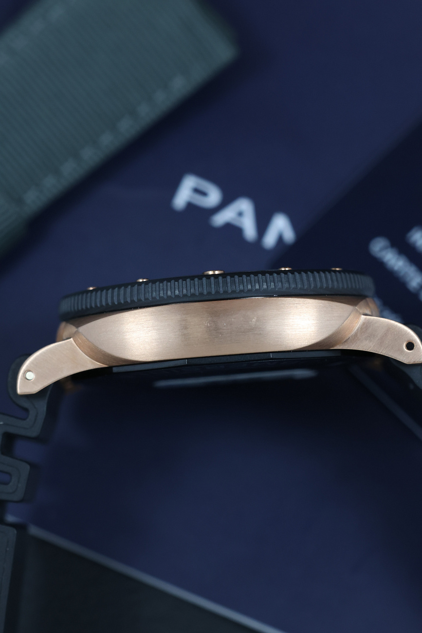 Часы Panerai  Submersible 44mm, Goldtech™ PAM02070  PAM02070
