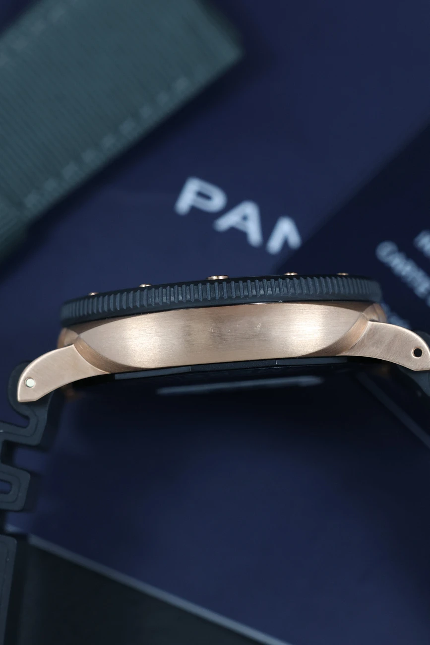 Часы Panerai  Submersible 44mm, Goldtech™ PAM02070  PAM02070
