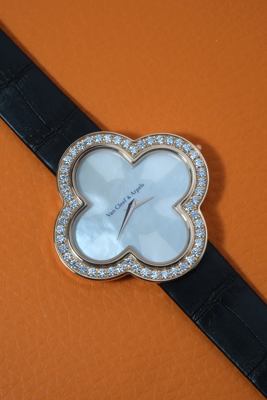 Часы Van Cleef &amp; Arpels  Alhambra Womens Watch Rose Gold 40Mm  VCARO30100
