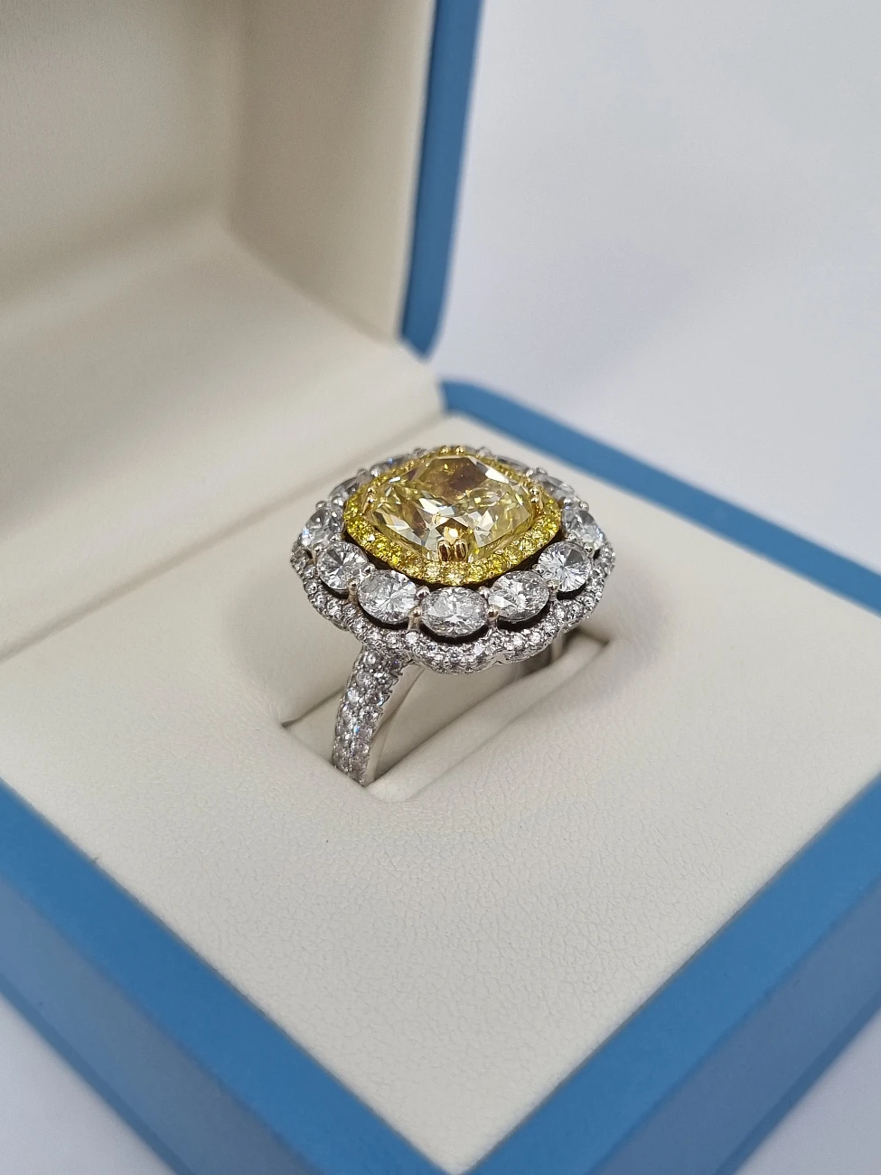 Украшение GIA  Кольцо С Бриллиантом 5,10 Ct. Fancy Yellow   