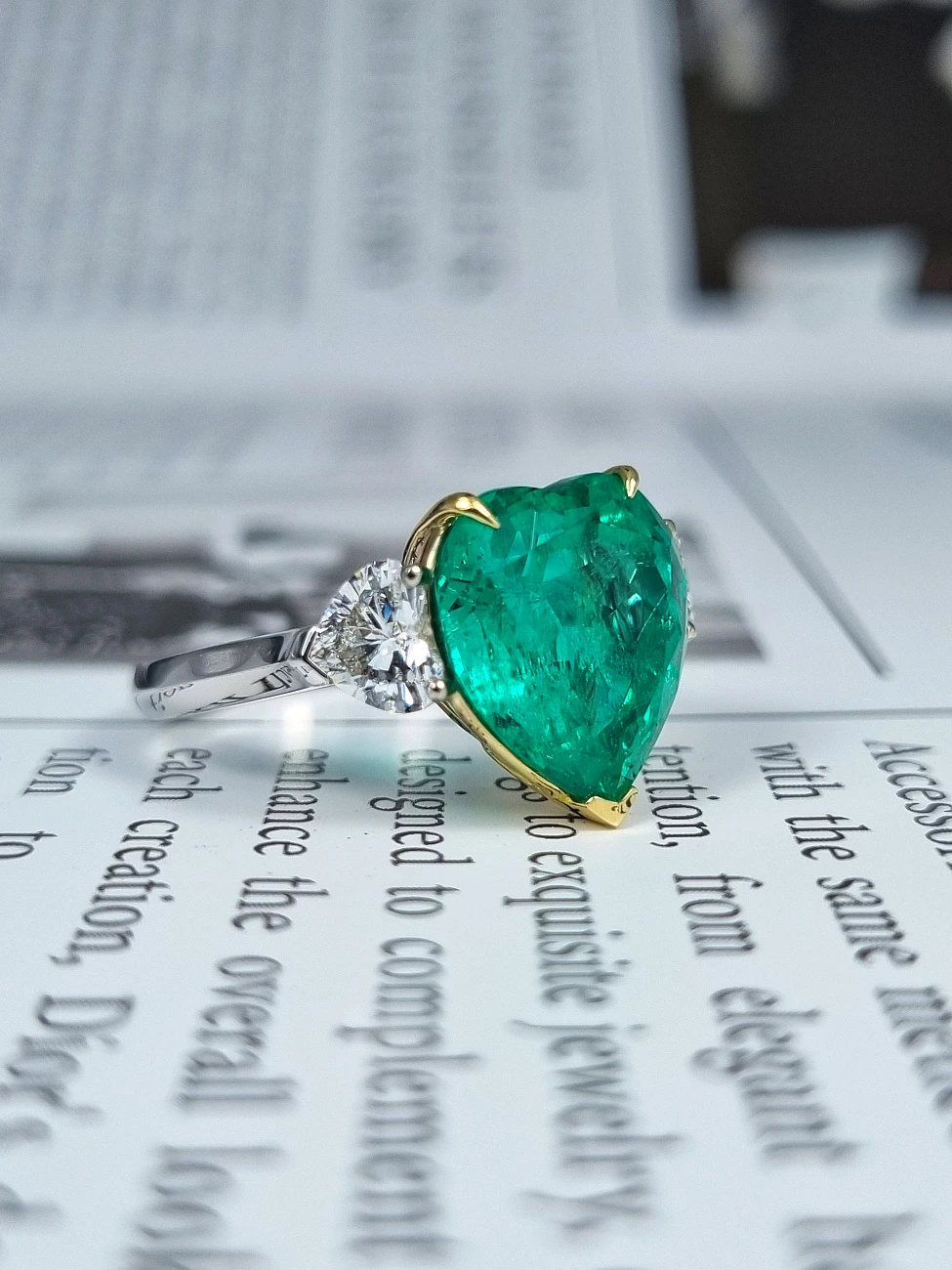 Украшение GRS GemResearch Swisslab  Кольцо с изумрудом 5,84 ct. Intense To Vivid Green (Colombia)   