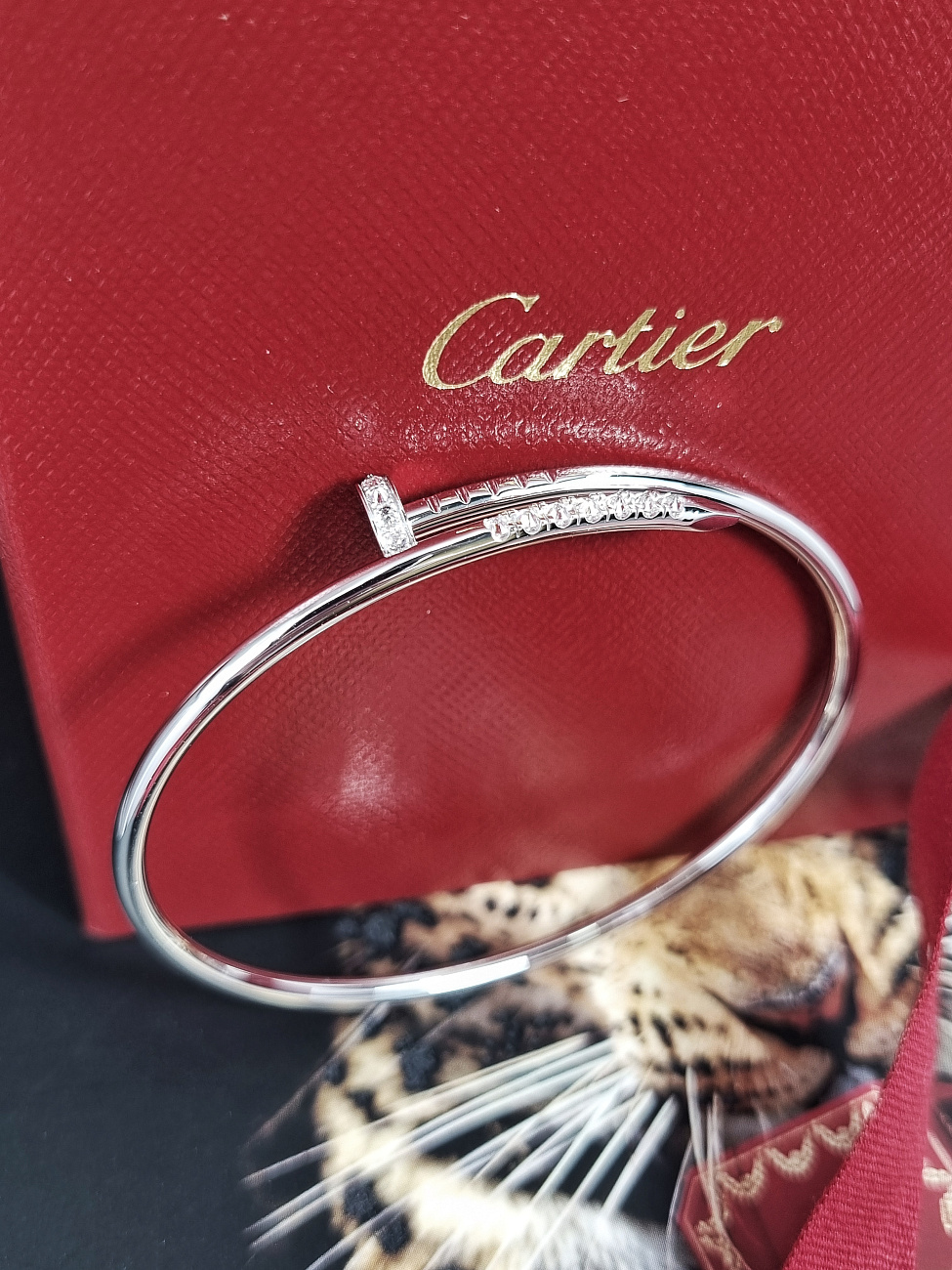 Украшение Cartier  Juste un Clou bracelet, Small Model, Reverse-set Diamonds 17 WG  B6092017 
