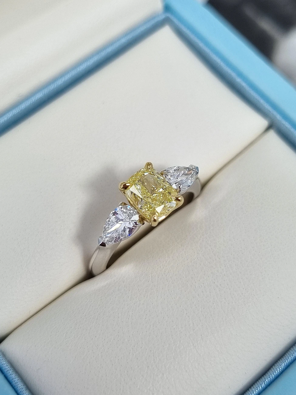 Украшение GIA  Кольцо с бриллиантом 1,11 ct. Fancy Yellow/ VVS2 "Lucky Number"   