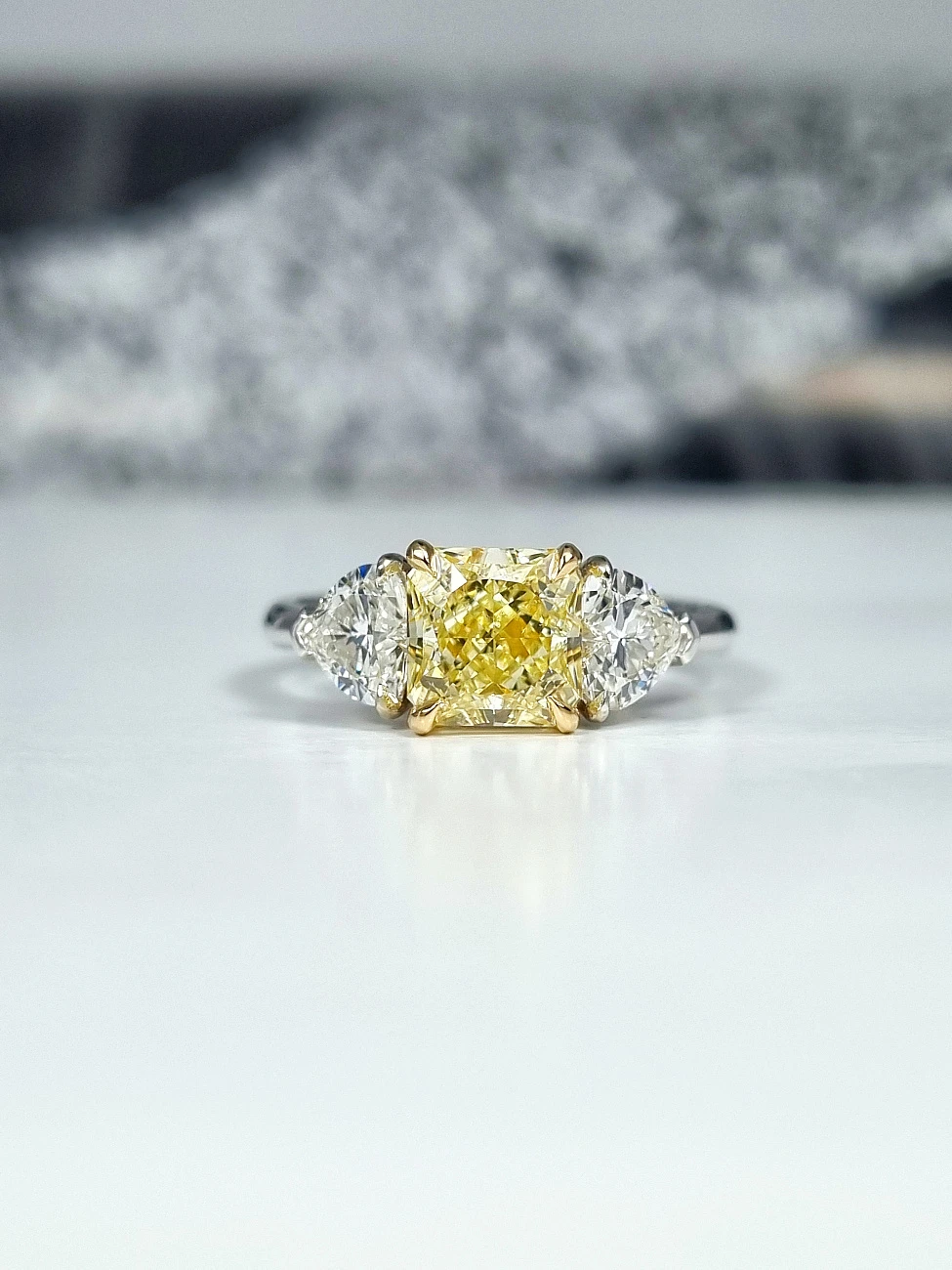 Украшение GIA  Кольцо 1,72 ct. Fancy Light Yellow/VVS2   