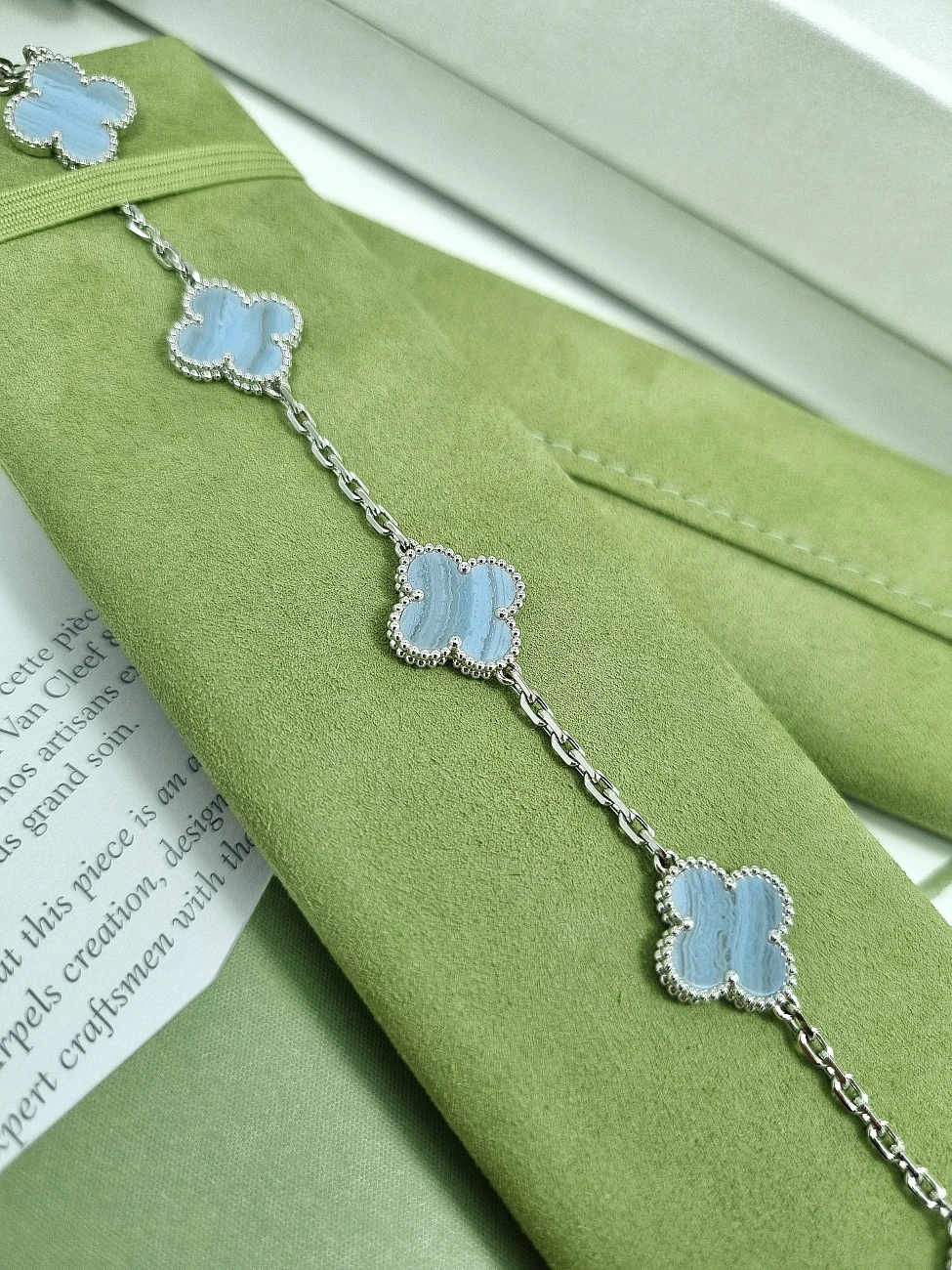 Украшение Van Cleef &amp; Arpels  Vintage Alhambra Bracelet, 5 Motifs Chalcedony  VCARD34700 