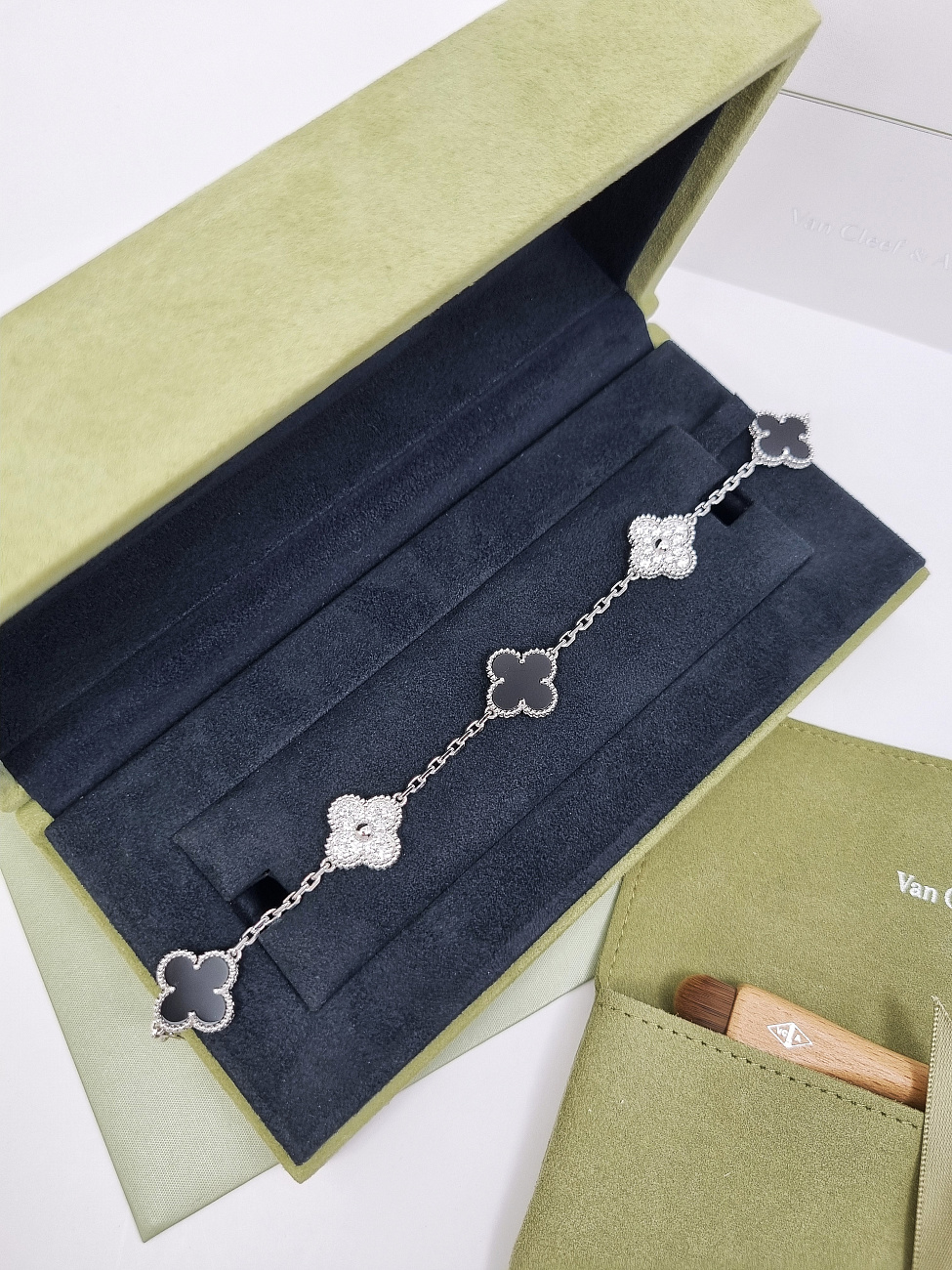 Украшение Van Cleef & Arpels  Vintage Alhambra Bracelet, 5 Motifs Vcarp2R900  VCARP2R900 