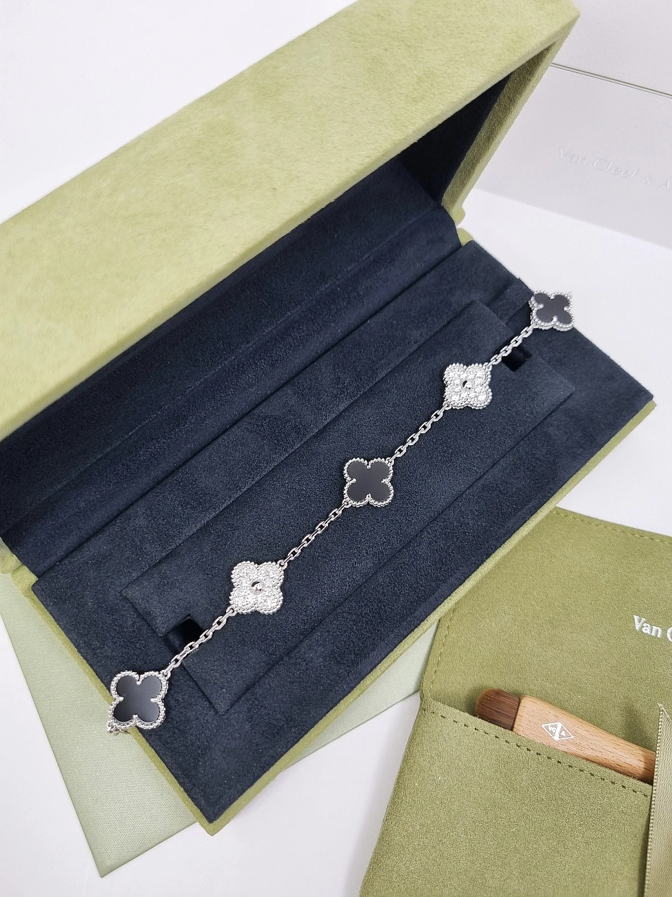 Украшение Van Cleef &amp; Arpels  Vintage Alhambra Bracelet, 5 Motifs Vcarp2R900  VCARP2R900 