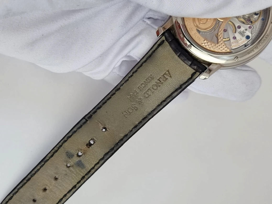 Часы Arnold &amp; Son  Instrument Collection Dstb 1Ataw.l04A.c121W  1ATAW.L04A.C121W