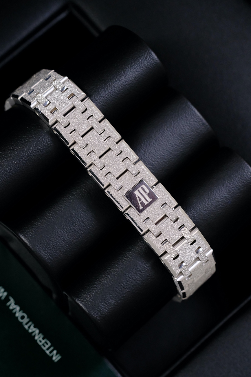 Часы Audemars Piguet  Royal Oak Mini Frosted White Gold 23Mm  67630BC.GG.1312BC.01