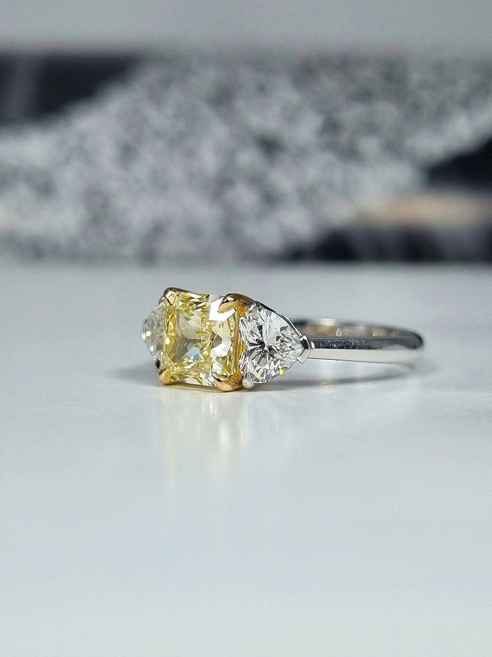 Украшение GIA  Кольцо 1,72 ct. Fancy Light Yellow/VVS2   