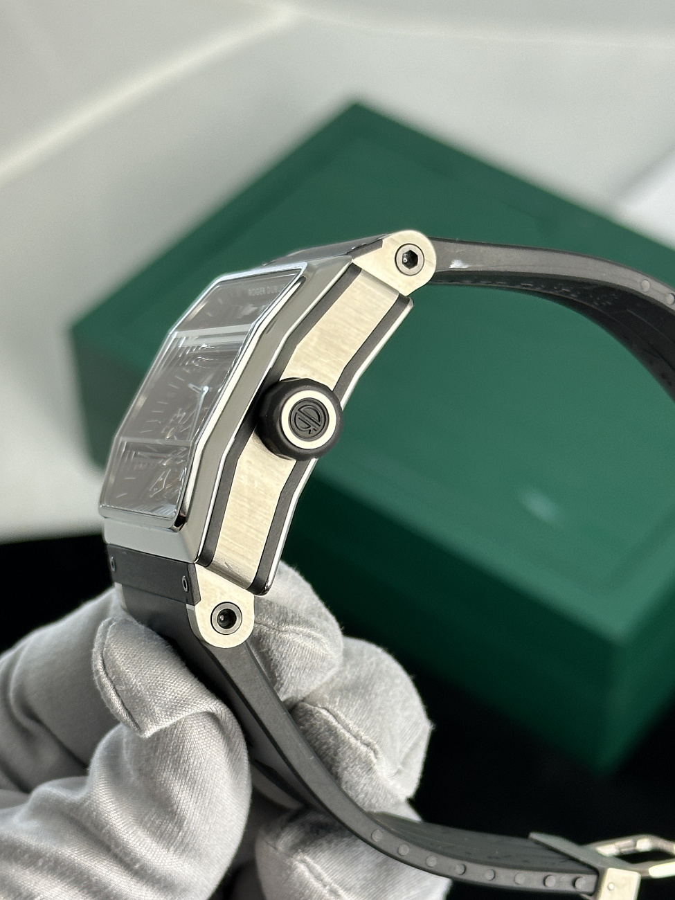 Часы Roger Dubuis  Roger Dubuis King Square Limited Edition Titanium  KS40-02SQ-71-00/S9000/A