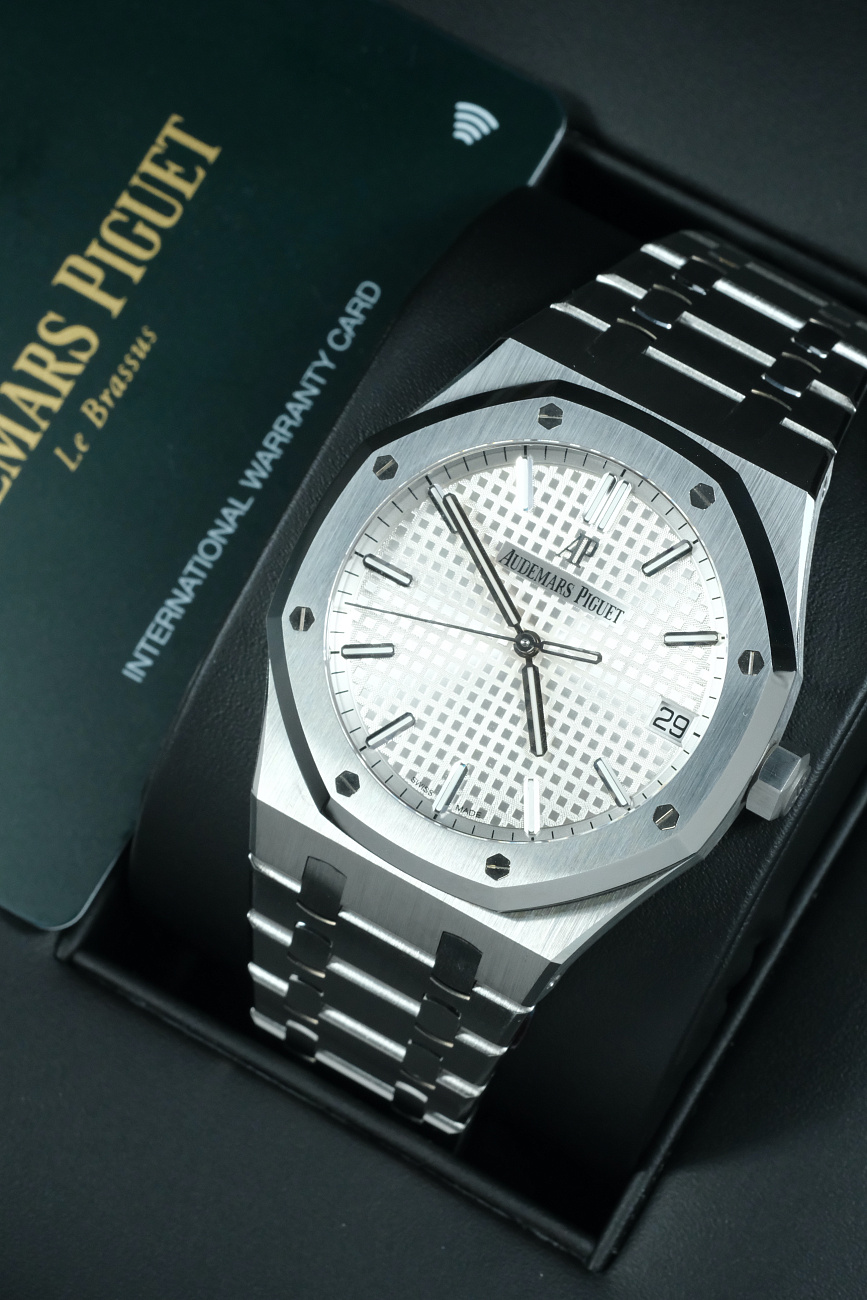 Часы Audemars Piguet  Royal Oak 41Mm White Dial  15500ST.OO.1220ST.04