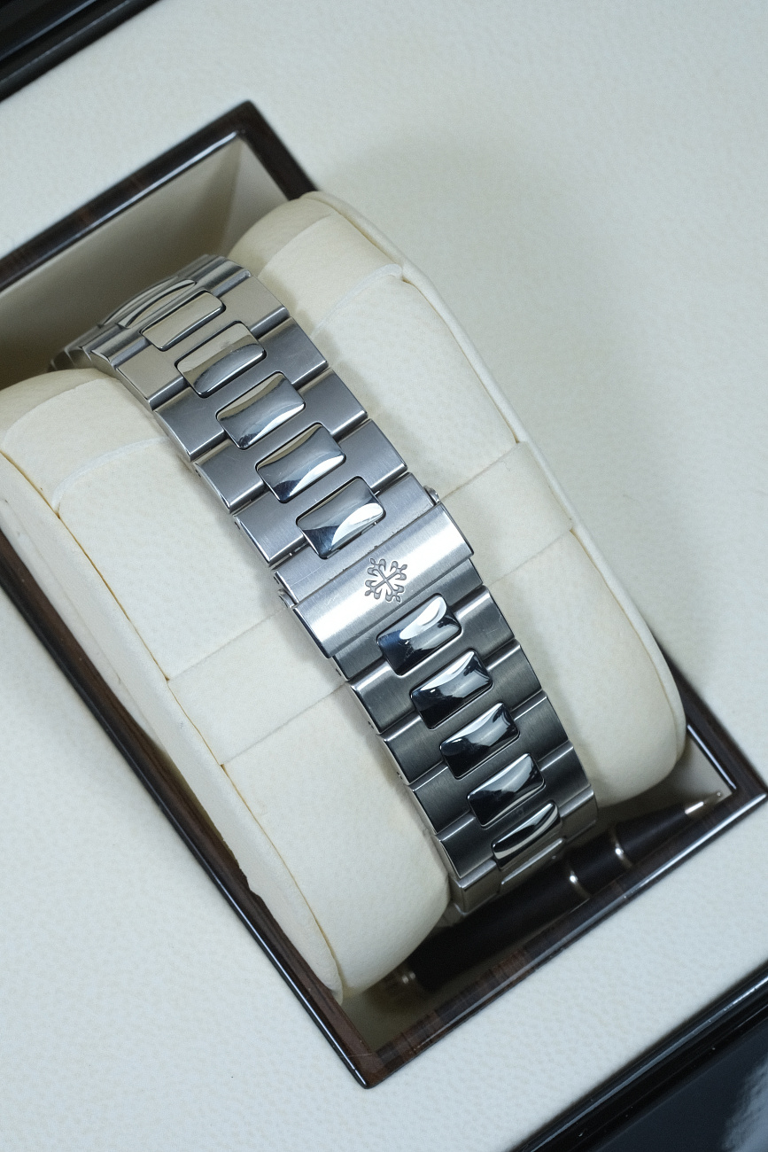 Часы Patek Philippe  Nautilus Travel Time Chronograph  5990/1A-001