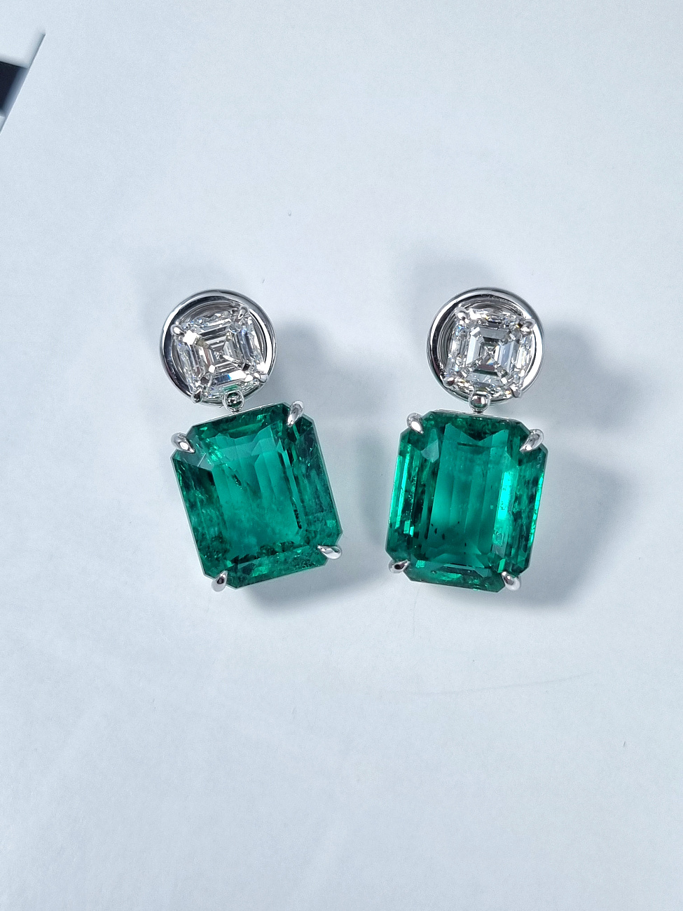 Украшение GRS GemResearch Swisslab  Серьги с изумрудами 9,20/9,46 ct. Vivid Green (Zambia)   