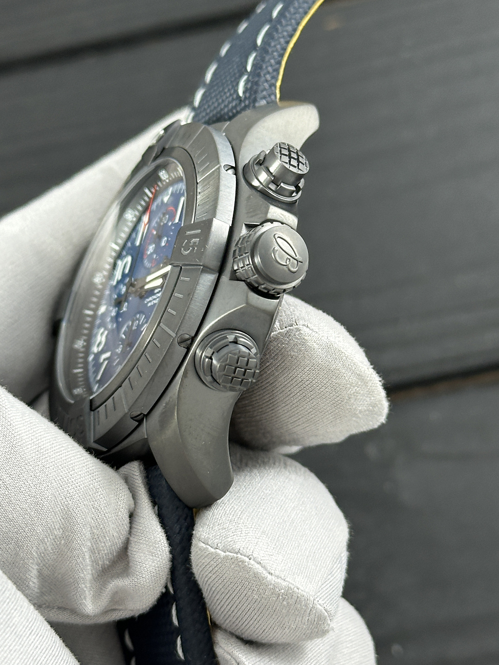 Часы Breitling  Super Avenger Chronograph 48 Night Mission  V13375101C1X2