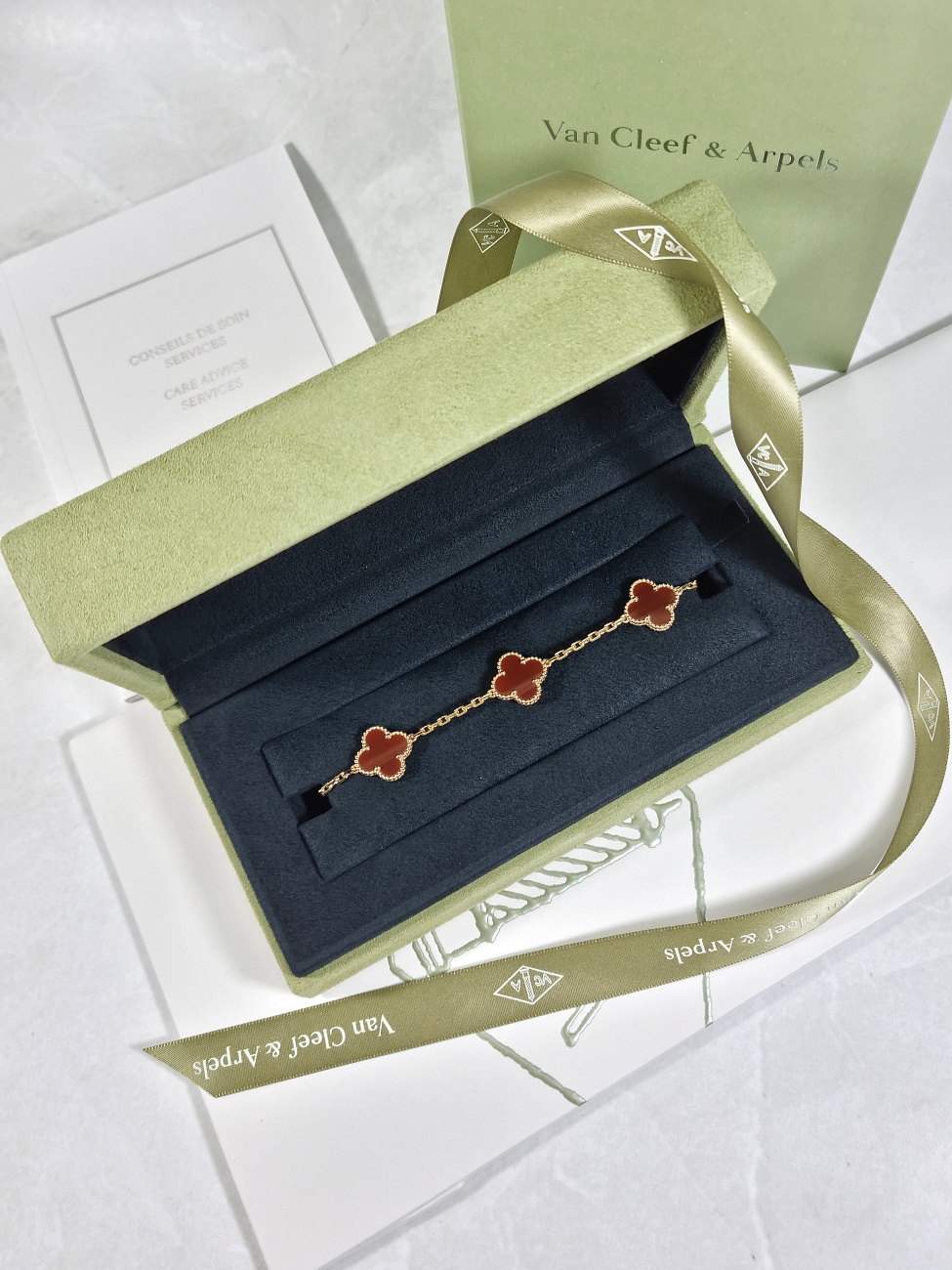 Украшение Van Cleef & Arpels  Vintage Alhambra Bracelet, 5 Motifs Vcard35500  VCARD35500 