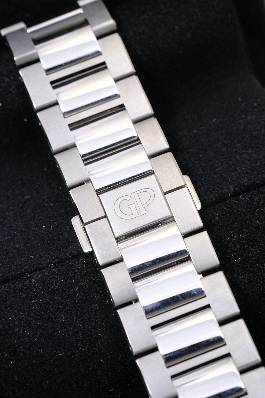 Часы Girard-Perregaux  Laureato Steel Green Dial  81010-11-3153-1CM