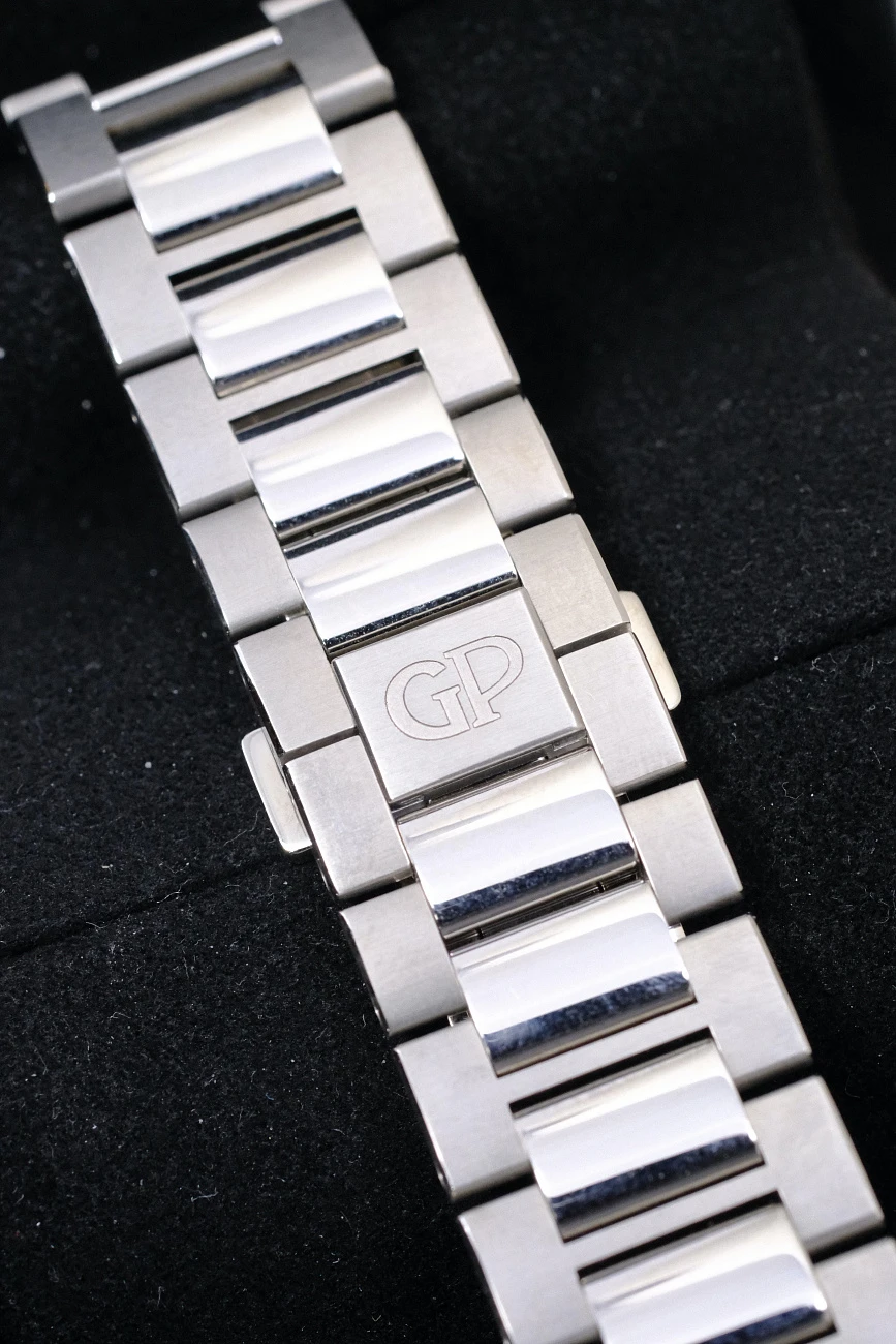 Часы Girard-Perregaux  Laureato Steel Green Dial  81010-11-3153-1CM