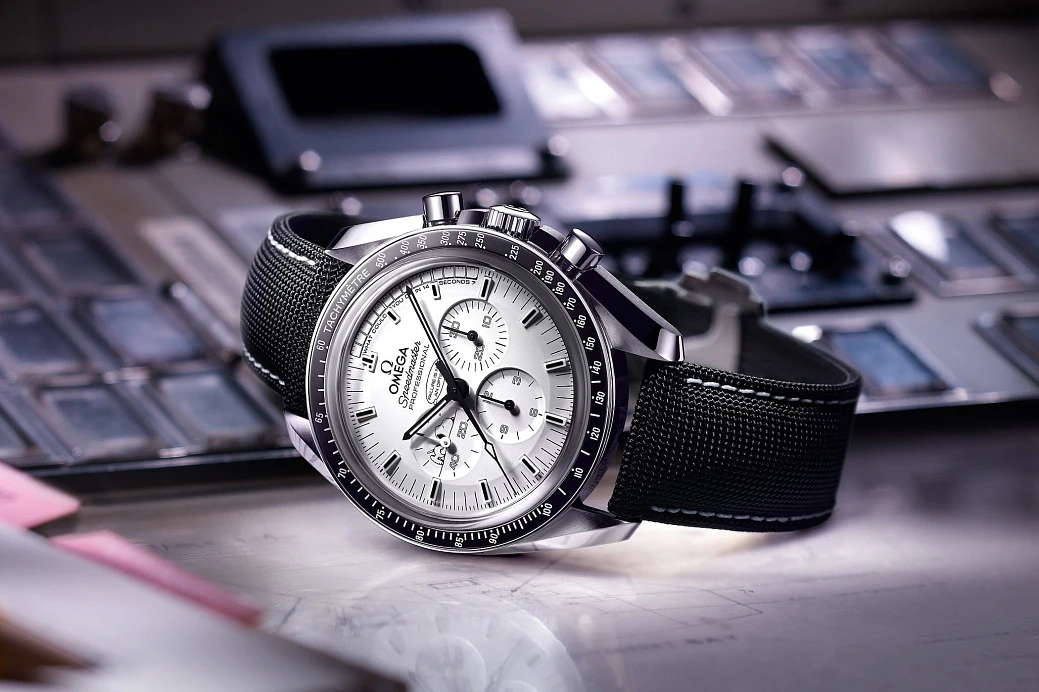Часы Omega  Speedmaster Apollo 13 Silver Snoopy Award  311.32.42.30.04.003