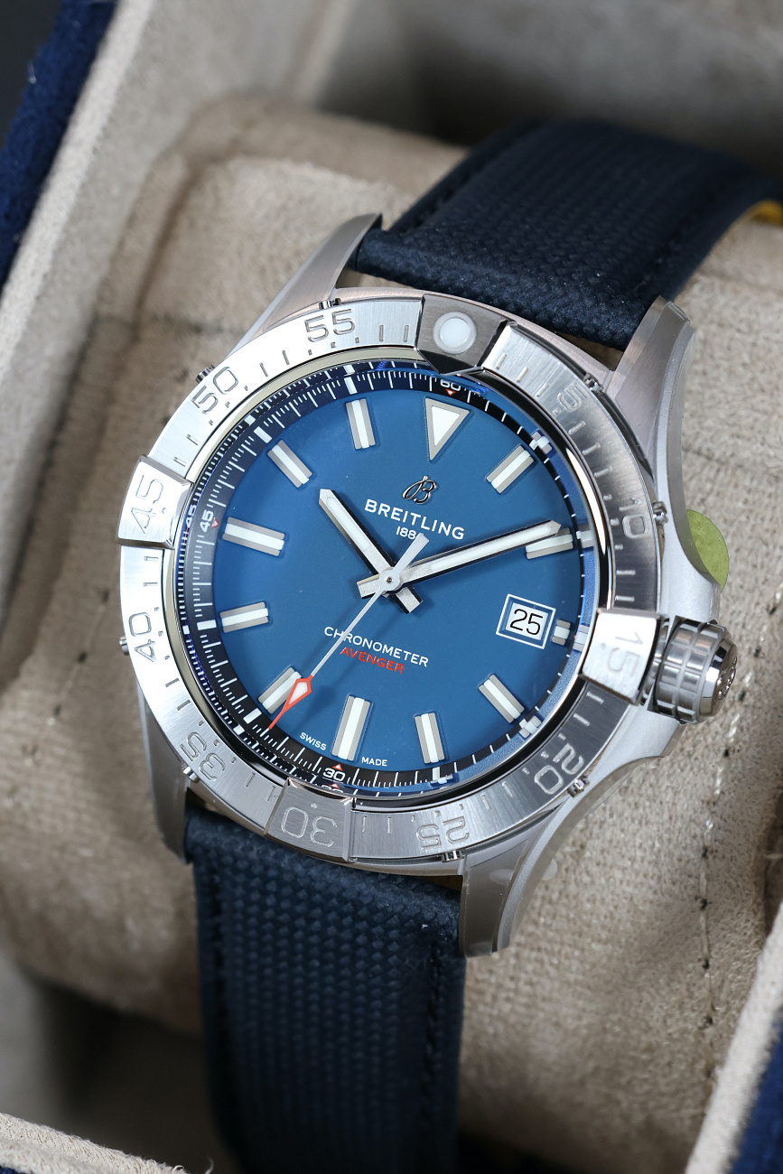 Часы Breitling  Avenger Automatic 42 Blue  A17328101C1X1