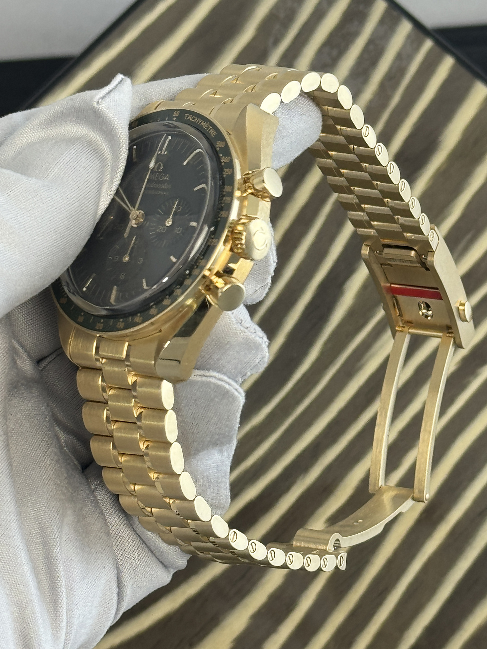 Часы Omega  Speedmaster Moonwatch Professional 42Mm Moonshine™  310.60.42.50.10.001