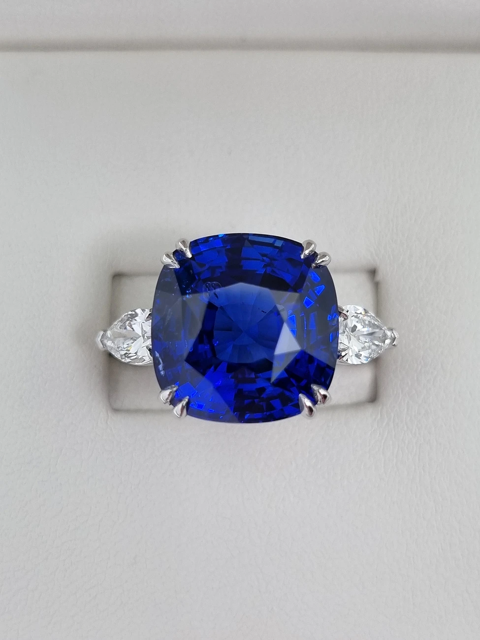 Украшение GRS GemResearch Swisslab  Кольцо с сапфиром 17,62 сt. "Royal Blue"   