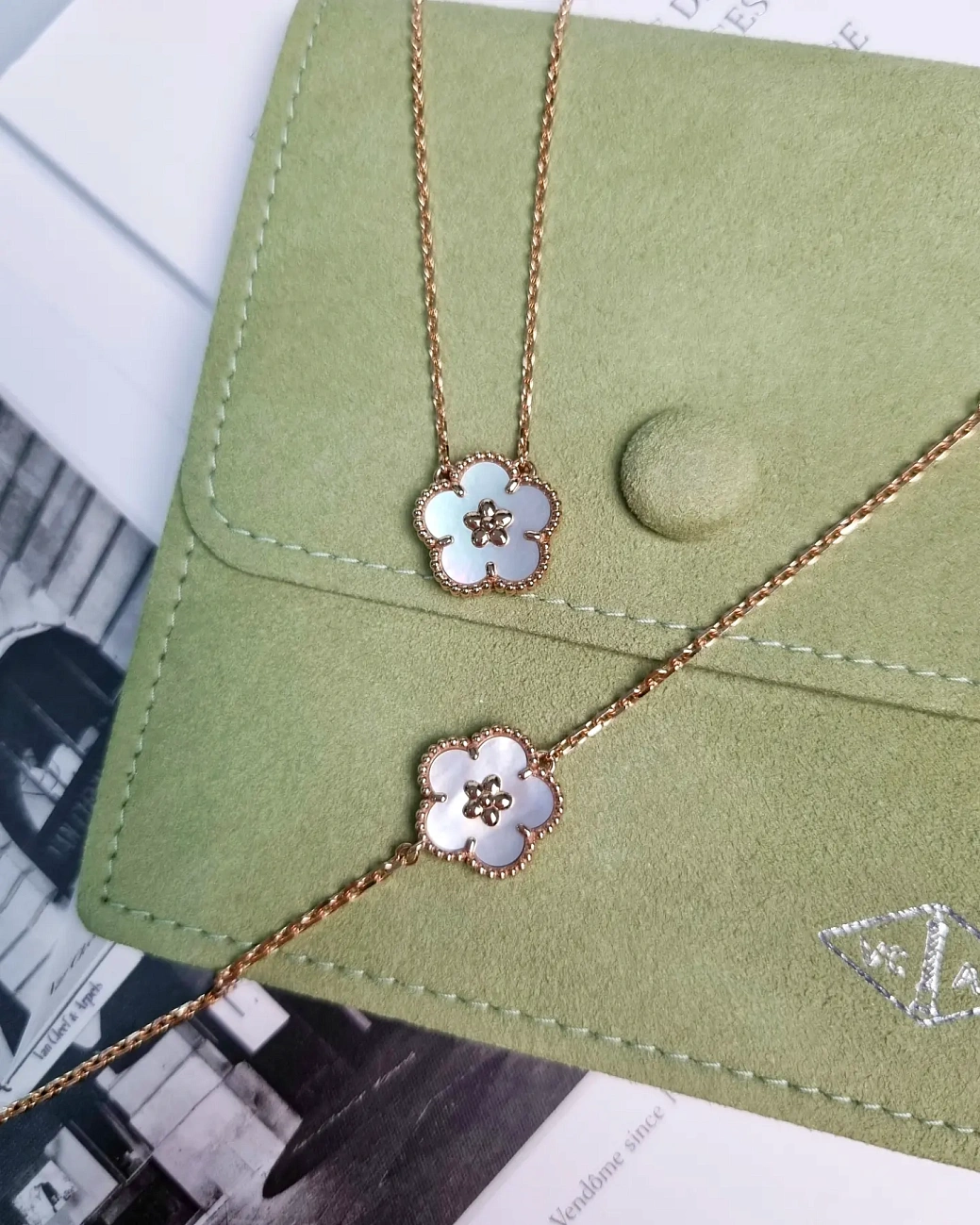 Украшение Van Cleef & Arpels  Подвеска Lucky Spring, Plum Blossom  VCARP9X100 