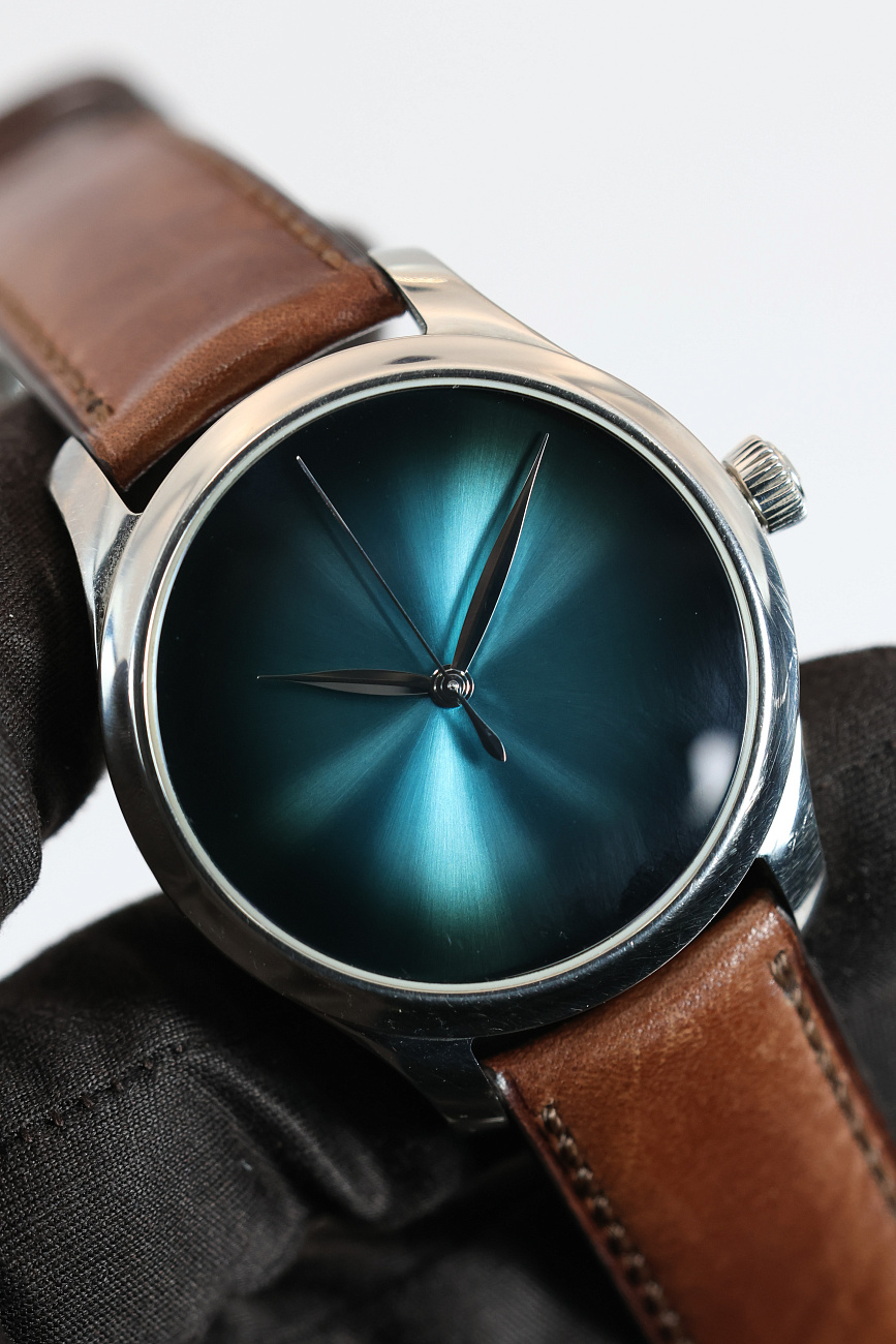 Часы H. Moser & Cie  Endeavour Centre Seconds White Gold  Blue Lagoon 40mm  1200-0206