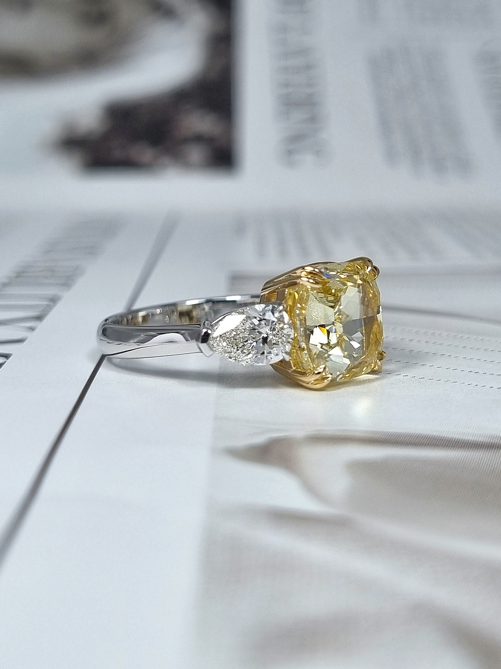 Украшение GIA  Кольцо с бриллиантом 5,01 ct. Fancy Yellow/Si1   
