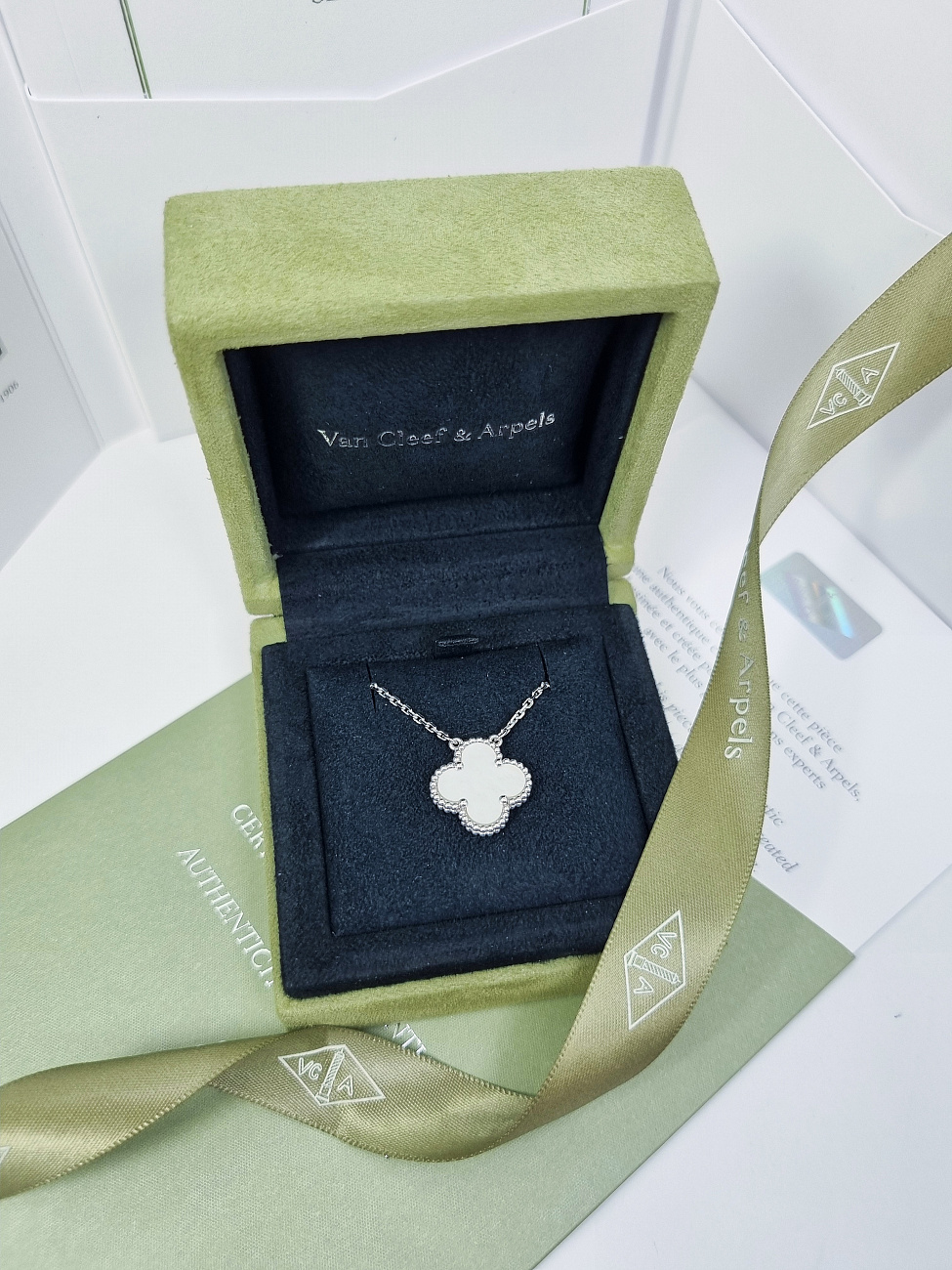 Украшение Van Cleef & Arpels  Vintage Alhambra Pendant Mother Of Pearl  VCARF48700 