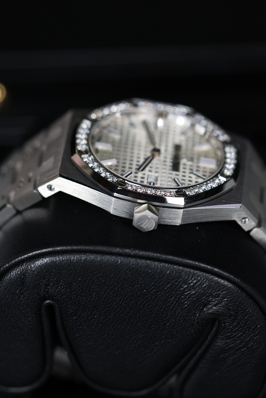 Часы Audemars Piguet  Royal Oak Quartz Steel White Dial Diamond Bezel 33Mm  67651ST.ZZ.1261ST.01