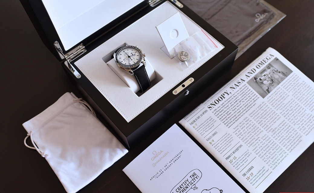Часы Omega  Speedmaster Apollo 13 Silver Snoopy Award  311.32.42.30.04.003